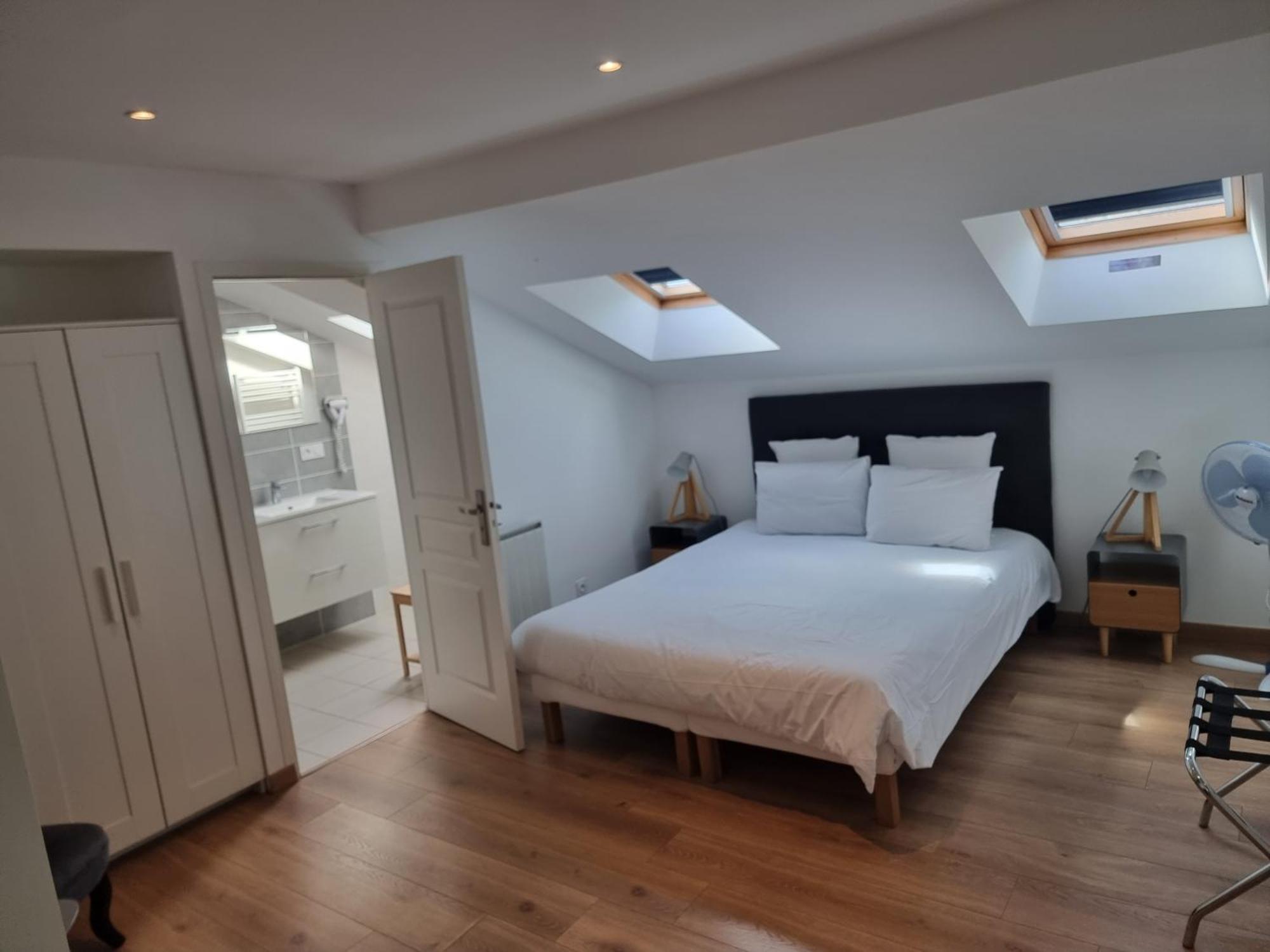 Le Castel Guesthouse Bayeux Bagian luar foto