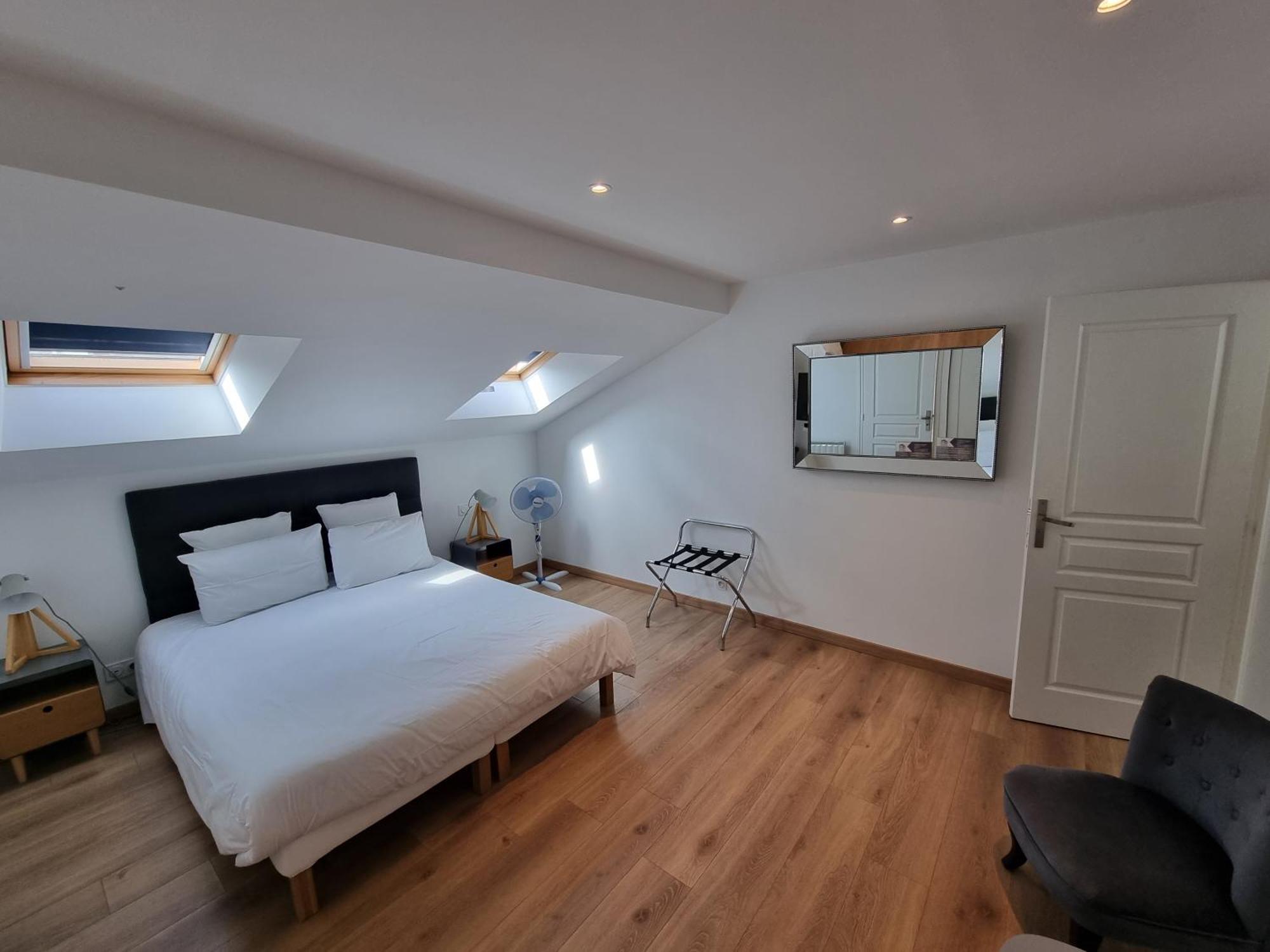 Le Castel Guesthouse Bayeux Bagian luar foto