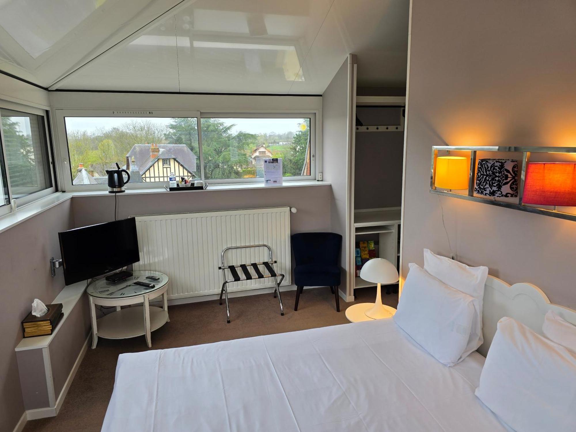 Le Castel Guesthouse Bayeux Ruang foto