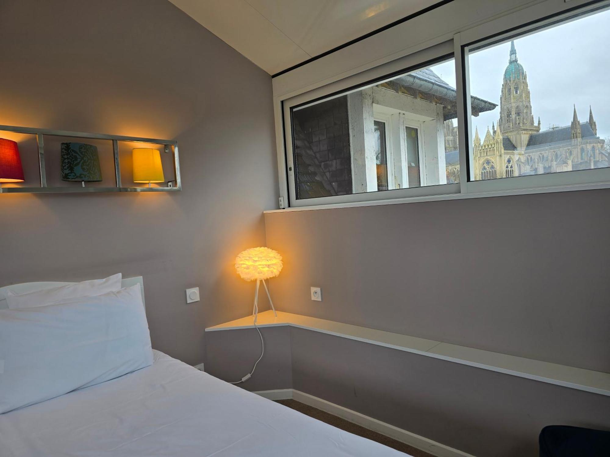 Le Castel Guesthouse Bayeux Bagian luar foto