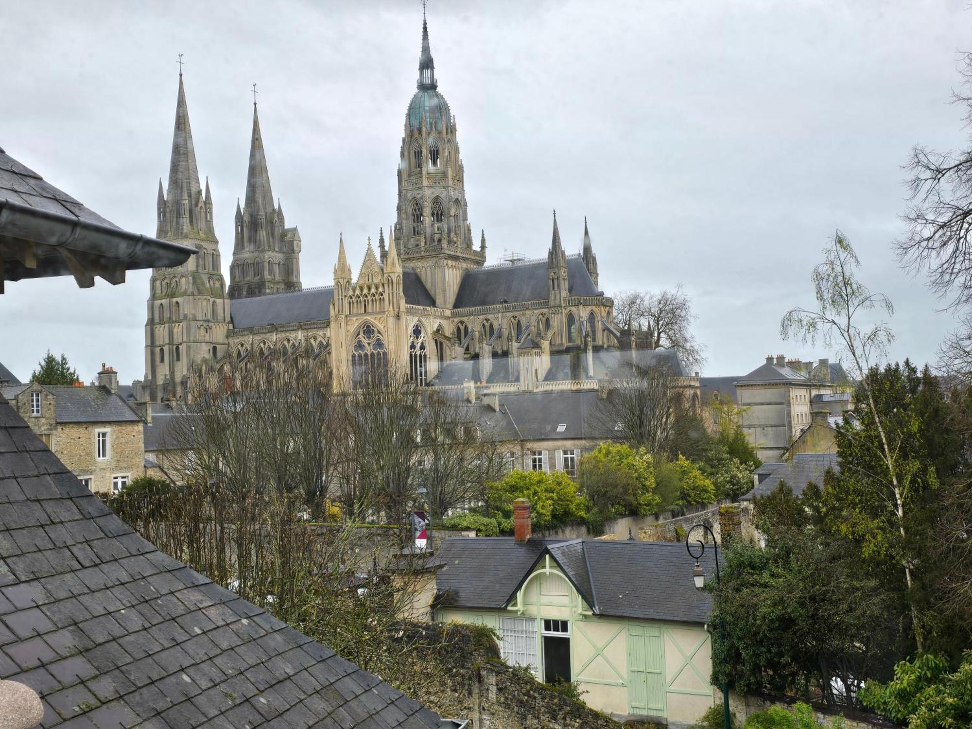 Le Castel Guesthouse Bayeux Bagian luar foto
