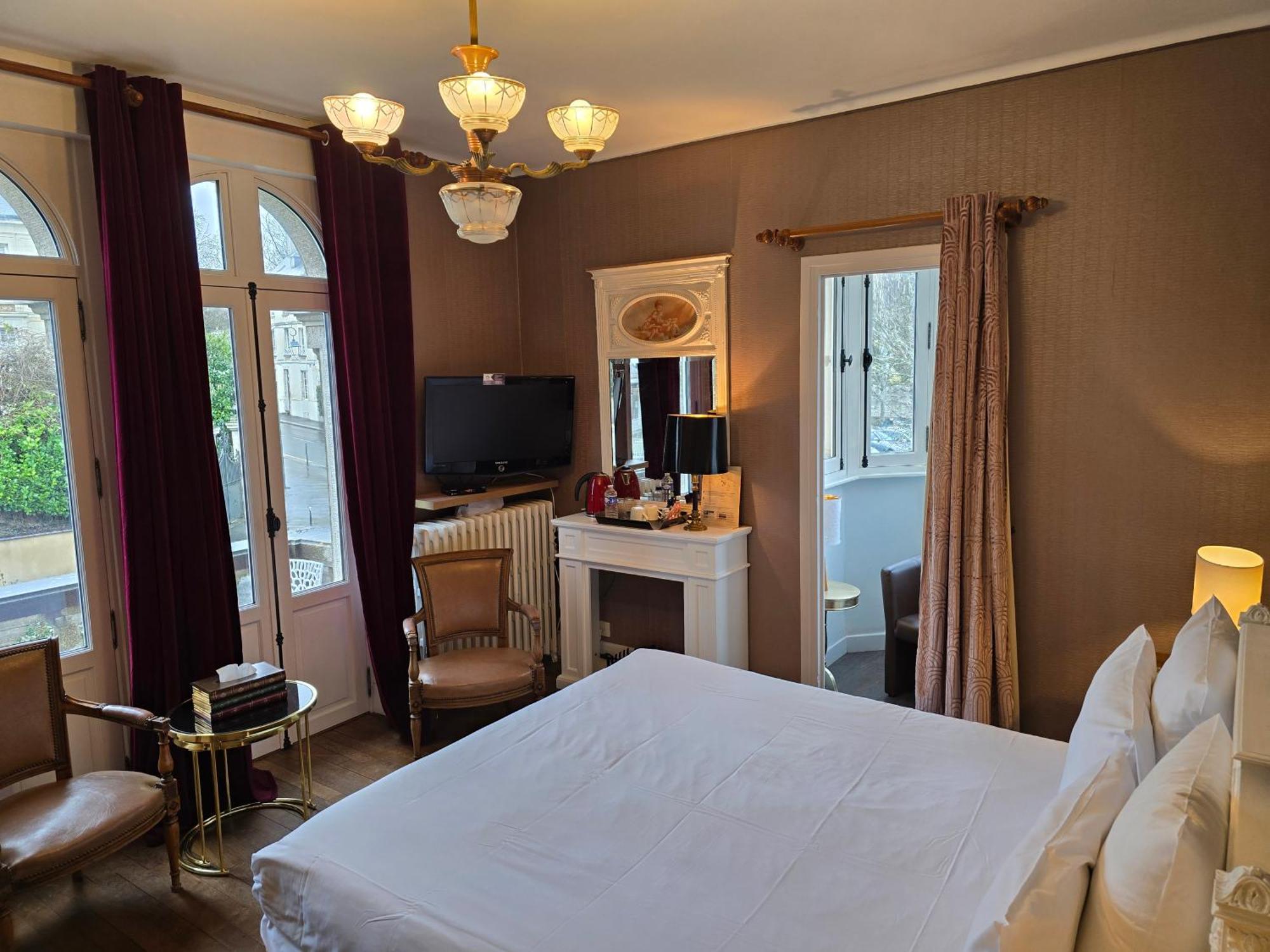 Le Castel Guesthouse Bayeux Bagian luar foto