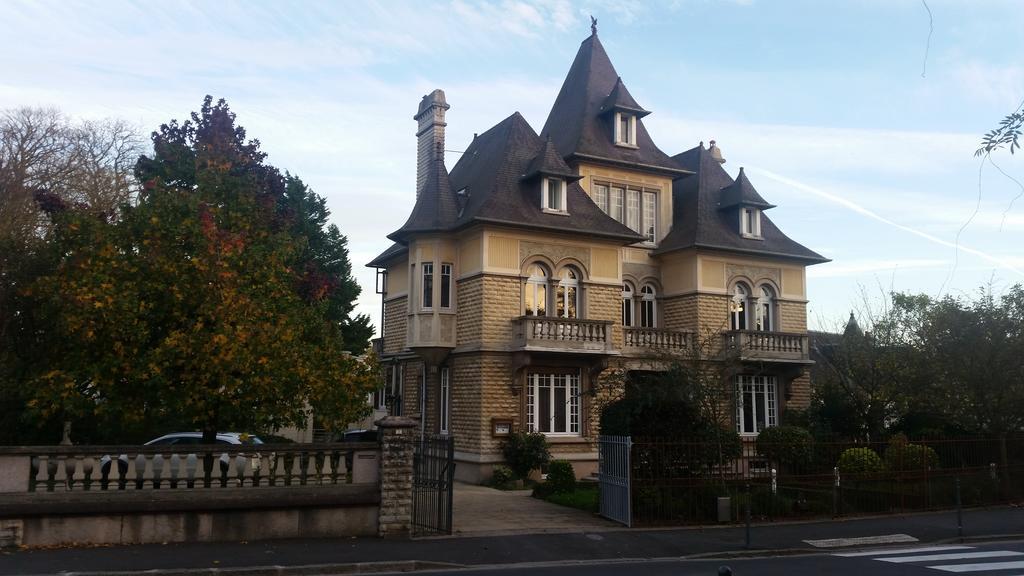 Le Castel Guesthouse Bayeux Bagian luar foto