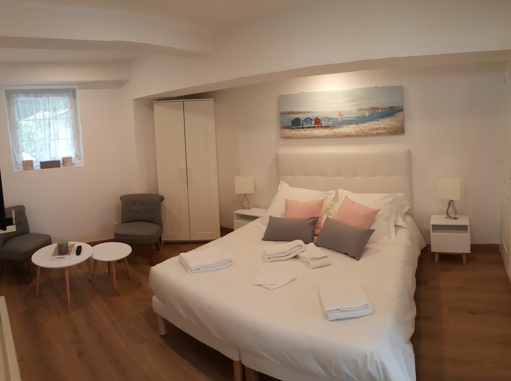 Le Castel Guesthouse Bayeux Bagian luar foto