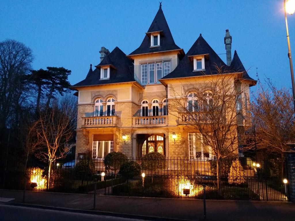 Le Castel Guesthouse Bayeux Bagian luar foto